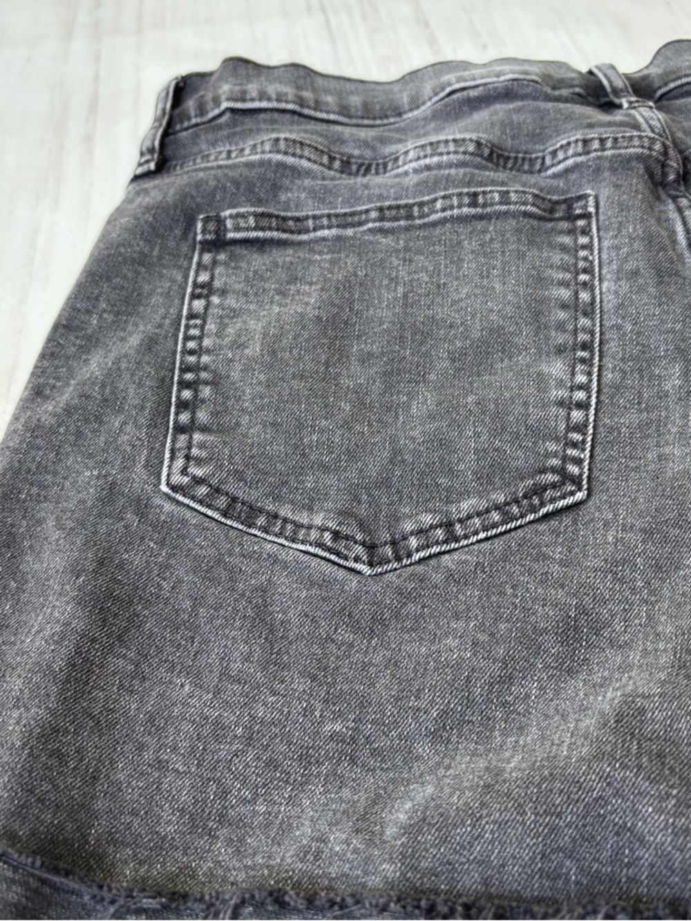 Women’s Black Gap Mid Rise Denim Jean Shorts Size 31 With 5” Inseam Exc Cond - Picture 7 of 17